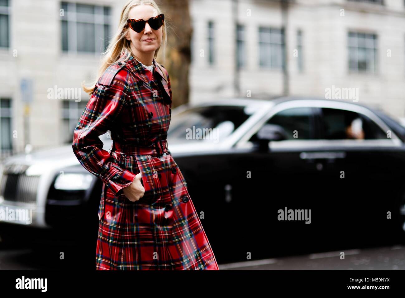 London, Grossbritannien. 18th Feb, 2018. A chic showgoer posing outside the Delpozo runway show during London Fashion Week - Feb 18, 2018 - Credit: Runway Manhattan/Zach Dodds ***For Editorial Use Only*** | Verwendung weltweit/dpa/Alamy Live News Stock Photo