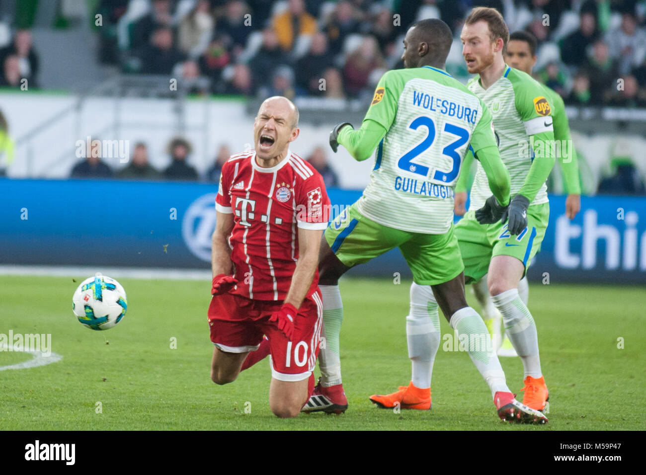 Wolfsburg, Deutschland. 17th Feb, 2018. Arjen ROBBEN (li., M) wird von Josuha GUILAVOGUI (WOB) gefouls und schreit vor Schmerzen, Aktion, duels, Schmerz, Aufschrei, ganze Figur, Fussball 1. Bundesliga, 23.matchday, VfL Wolfsburg (WOB) - FC Bayern Munich (M) 1:2, am 17.02.2018 in Wolfsburg/ Germany. |usage worldwide Credit: dpa/Alamy Live News Stock Photo