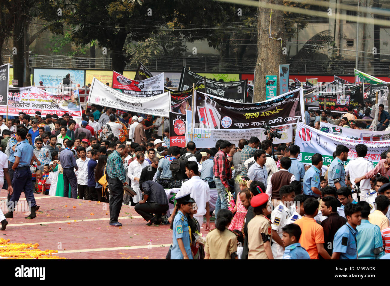 Dhaka, Bangladesh. 21st February, 2018. People throng Central Shaheed Minar in Dhaka to pay rich tributes of International Mother Language day in Dhaka, Bangladesh. Credit: SK Hasan Ali/Alamy Live News Stock Photo