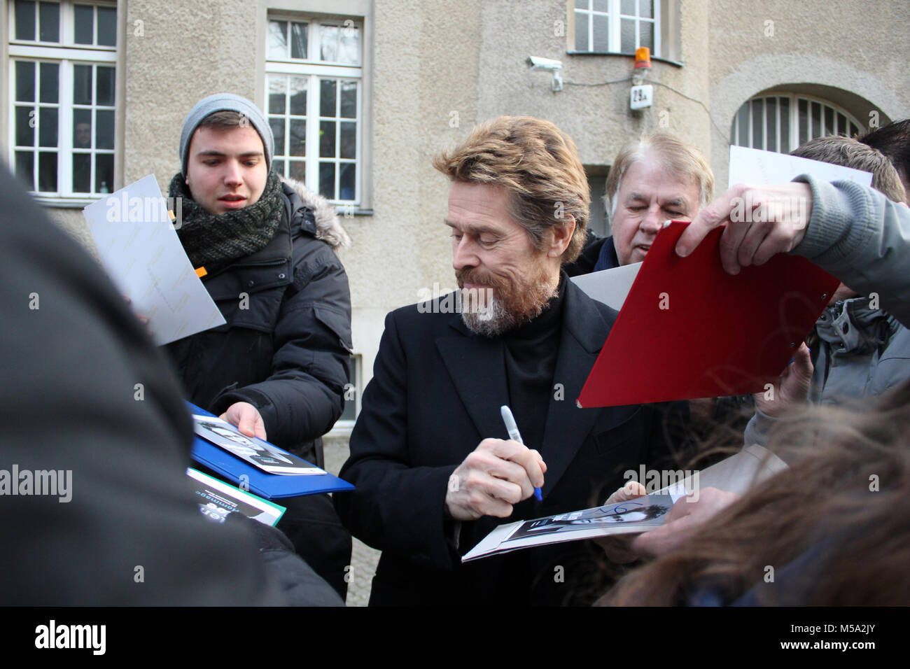 Berlin, Germany. 21st February, 2018. Willem Defoe gives autographs to his fans. 68th BERLINALE, Where: Berlin/Germany, When:, Featuring: Willem Dafoe, When: 20th February 2018, “Credits: T.O.Pictures / Alamy Live News“ Stock Photo
