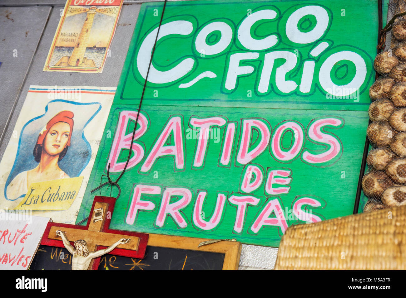 Cold coconut water coco frio fruit shakes batidos spanish language hi