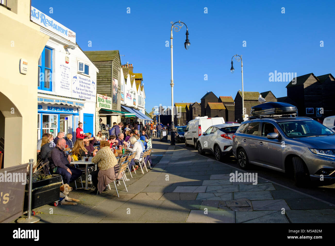 Women eating food outside hi-res stock photography and images - Alamy
