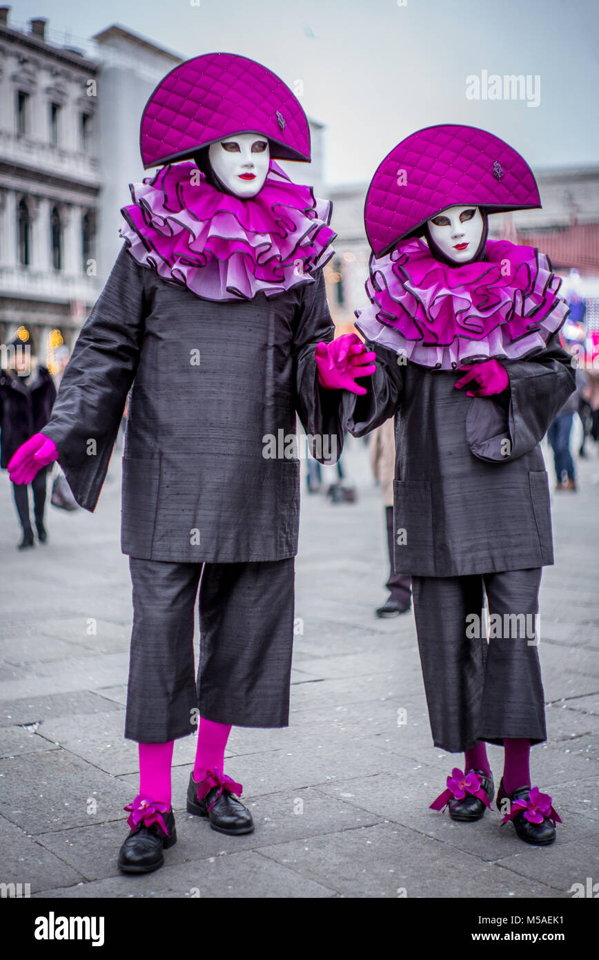 Masked couple gondola venice hi-res stock photography and images - Alamy