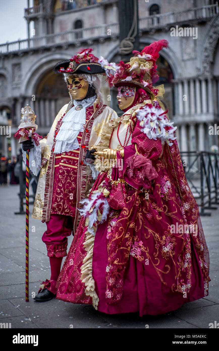 Masked couple gondola venice hi-res stock photography and images - Alamy