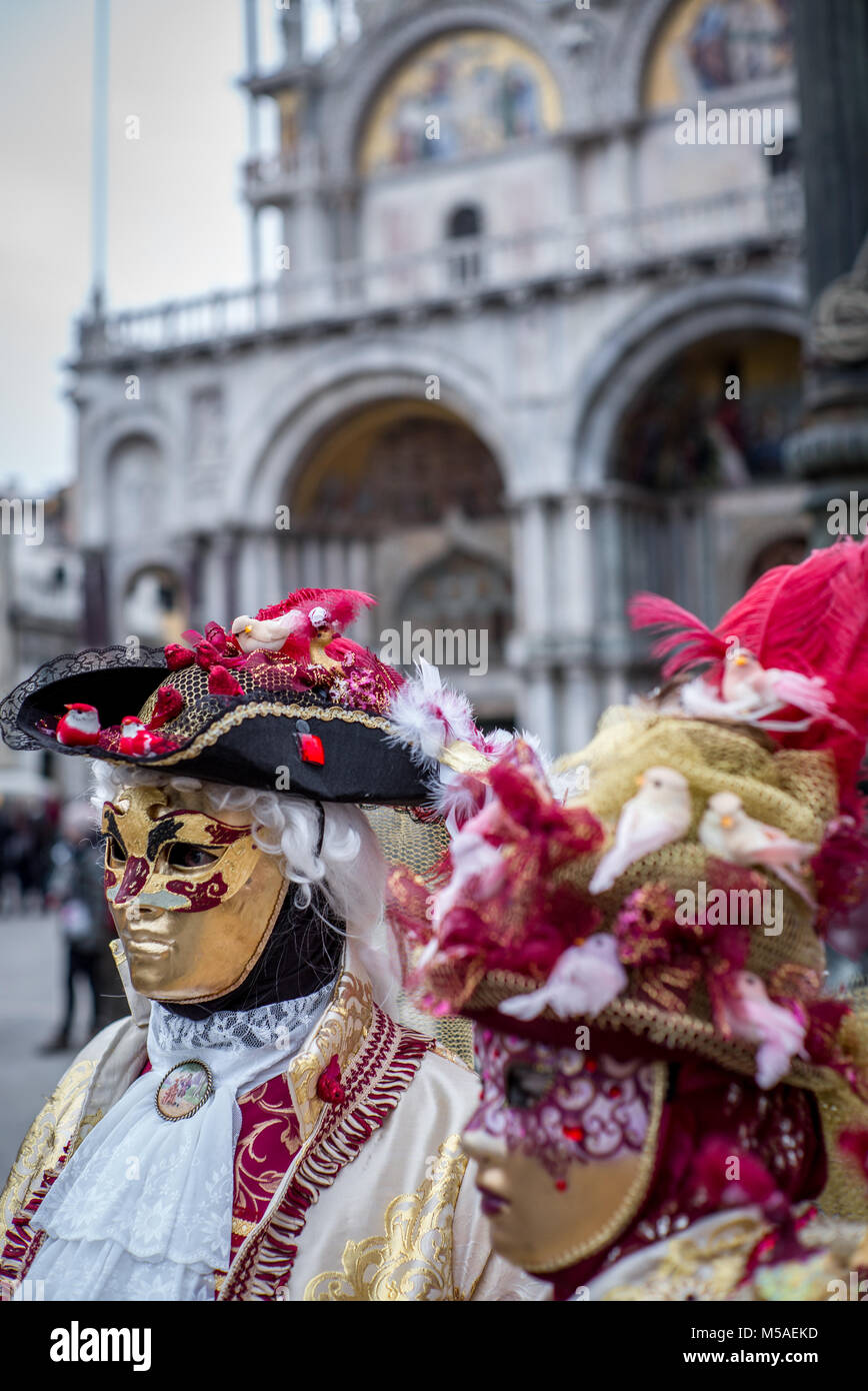 Masked couple gondola venice hi-res stock photography and images - Alamy