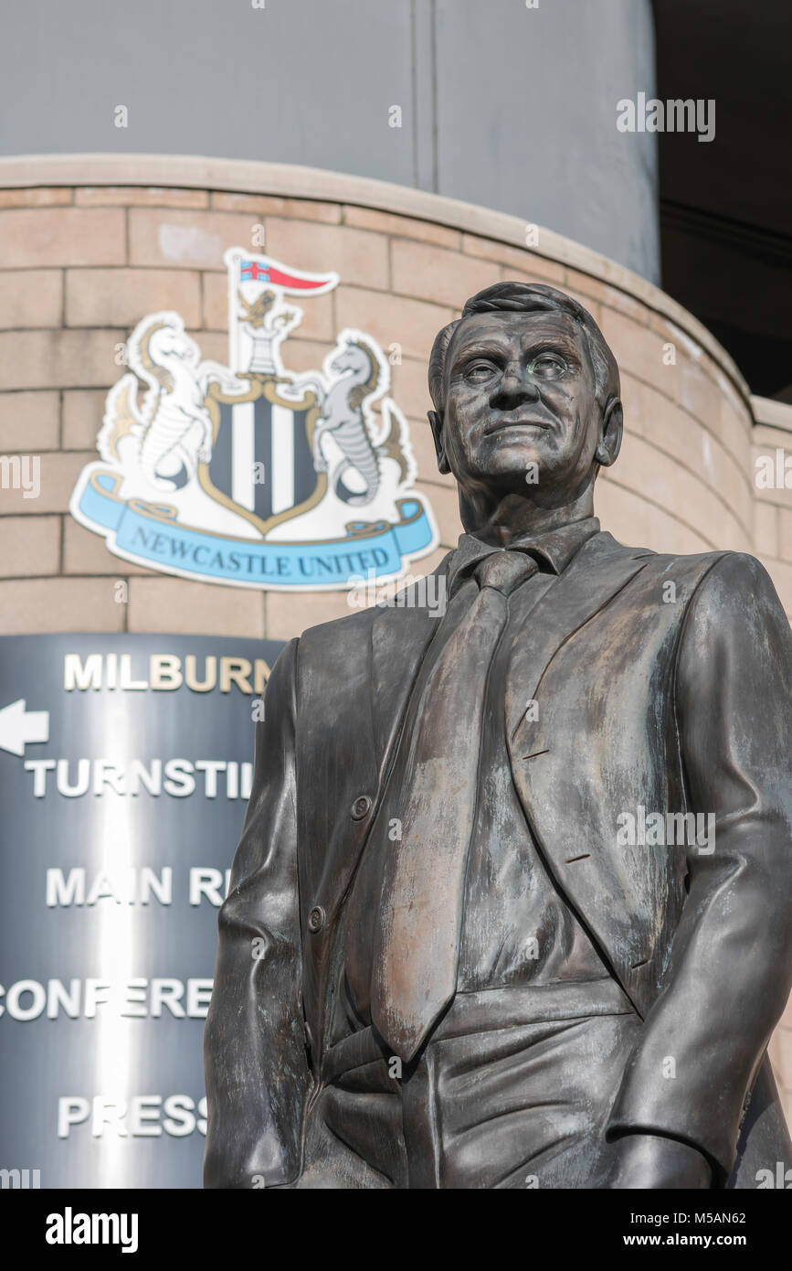 Newcastle United FC, view of the statue of Sir Bobby Robson outside St James' Park football stadium in Newcastle upon Tyne, Tyne And Wear, England, UK Stock Photo