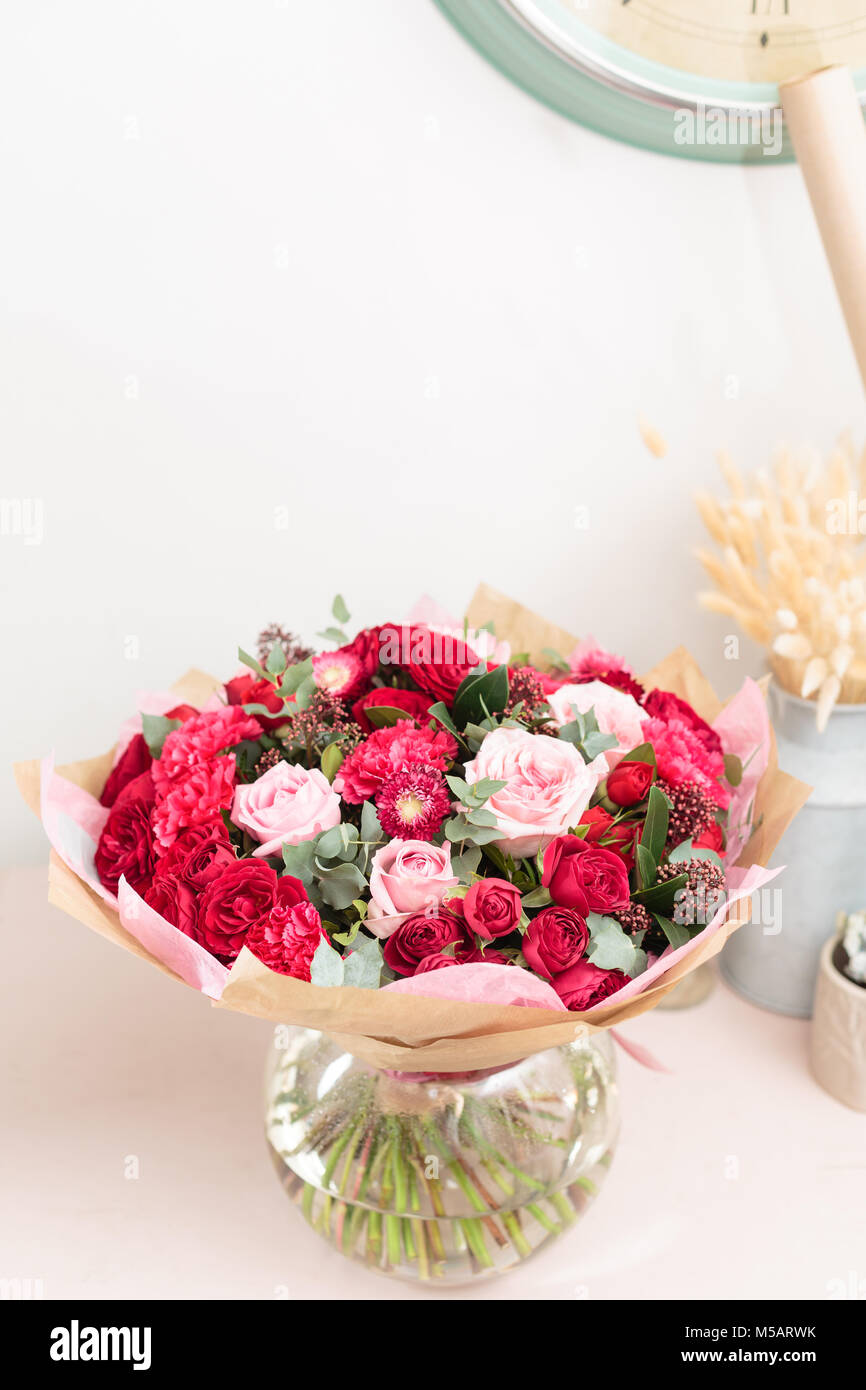 Bó hoa sung đỏ và hồng cao cấp: Hãy tạo ra một cuộc sống thật đẹp và sang trọng với bó hoa sung đỏ và hồng cao cấp. Tận hưởng vẻ đẹp tuyệt vời của hoa sung khi ghép cùng hoa hồng, tạo nên một bó hoa vô cùng tinh tế và đẳng cấp. 