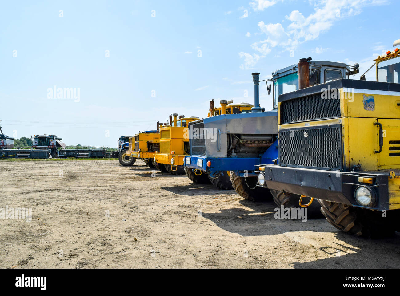 Caterpillar wheeled dozer hires stock photography and images Alamy
