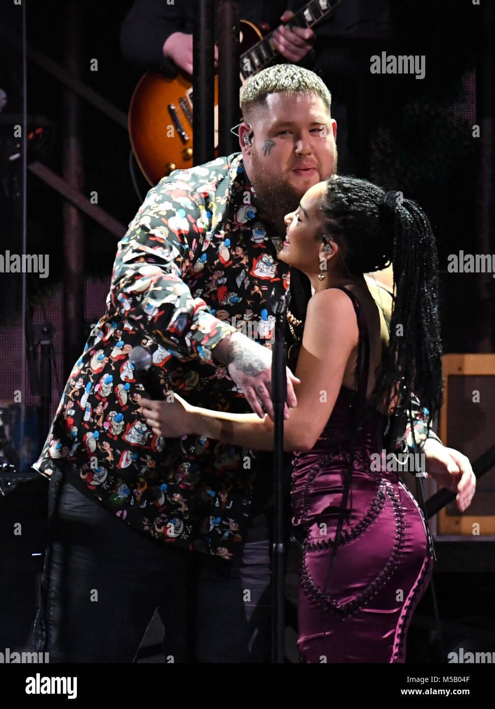 Rag 'n' Bone Man and Jorja Smith perform on stage during the 2018 BRIT Awards show, held at the O2 Arena, London. EDITORIAL USE ONLY. PRESS ASSOCIATION Photo. Picture date: Wednesday February 21, 2018. See PA Story SHOWBIZ Brits. Photo credit should read: Victoria Jones/PA Wire. Stock Photo