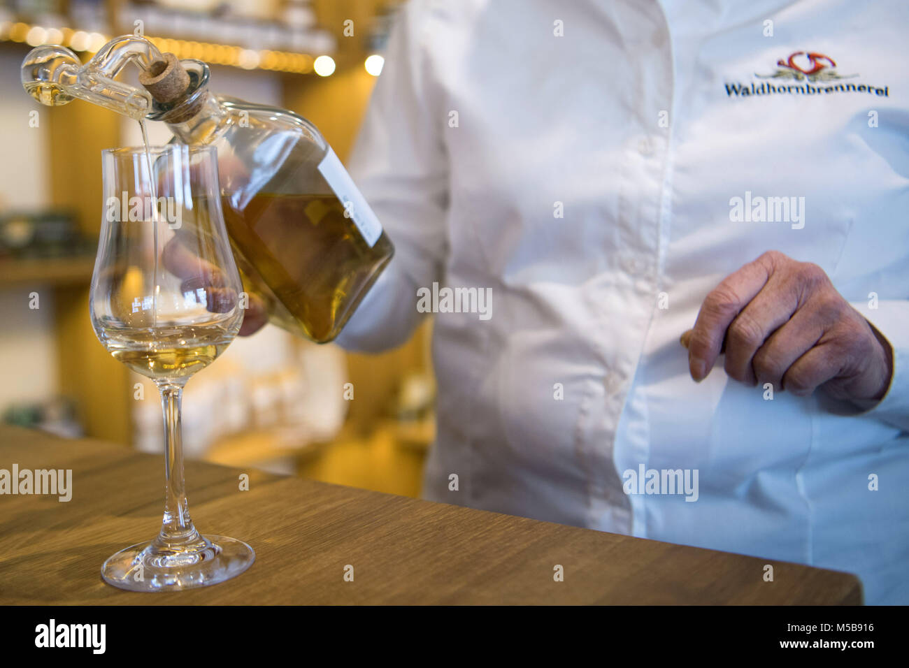 21 February 2018, Germany, Berglen: Gerlinde Klotz pours a glass of her whisky 'Glen Buchenbach'. The European Court of Justice is to decide whether a Single Malt Whisky from Swabia is allowed to be called 'Glen'. The Scotch Whisky Association sees an indirect and reference to the trademarked geographical indication 'Scotch Whisky'. Photo: Sebastian Gollnow/dpa Stock Photo