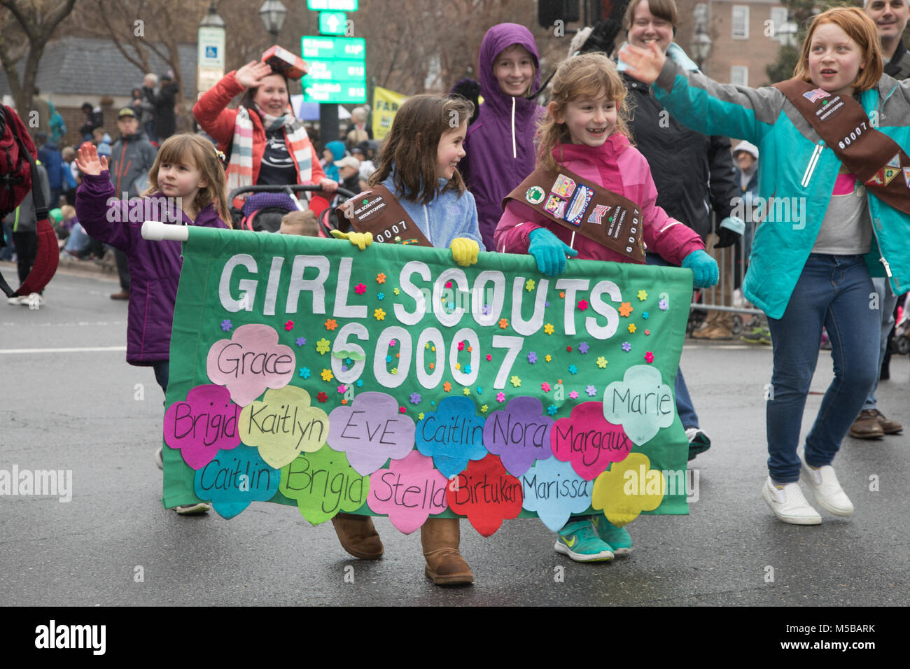 Alexandria, United States Of America. 19th Feb, 2018. Girl Scout Troop 60007 marches on Presidents Day Monday, Feb. 19, 2018 to celebrate the 286th anniversary of the birth of George Washington in his hometown of Alexandria, Virginia. Politicians, military marching bands, colonial reenactors and community and historical groups made their way through the historic streets of Old Town along the mile-long parade route. (Photo by Jeff Malet) Photo via Credit: Newscom/Alamy Live News Stock Photo