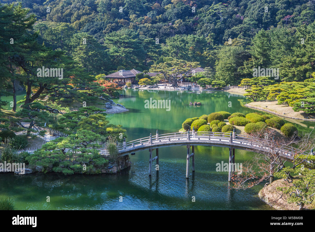 Takamatsu: Kota Tepi Laut dengan Taman Ritsurin yang Indah