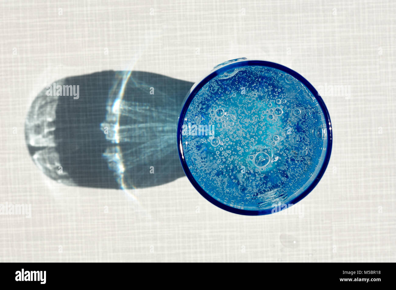 Blaues Wasserglas Stock Photo