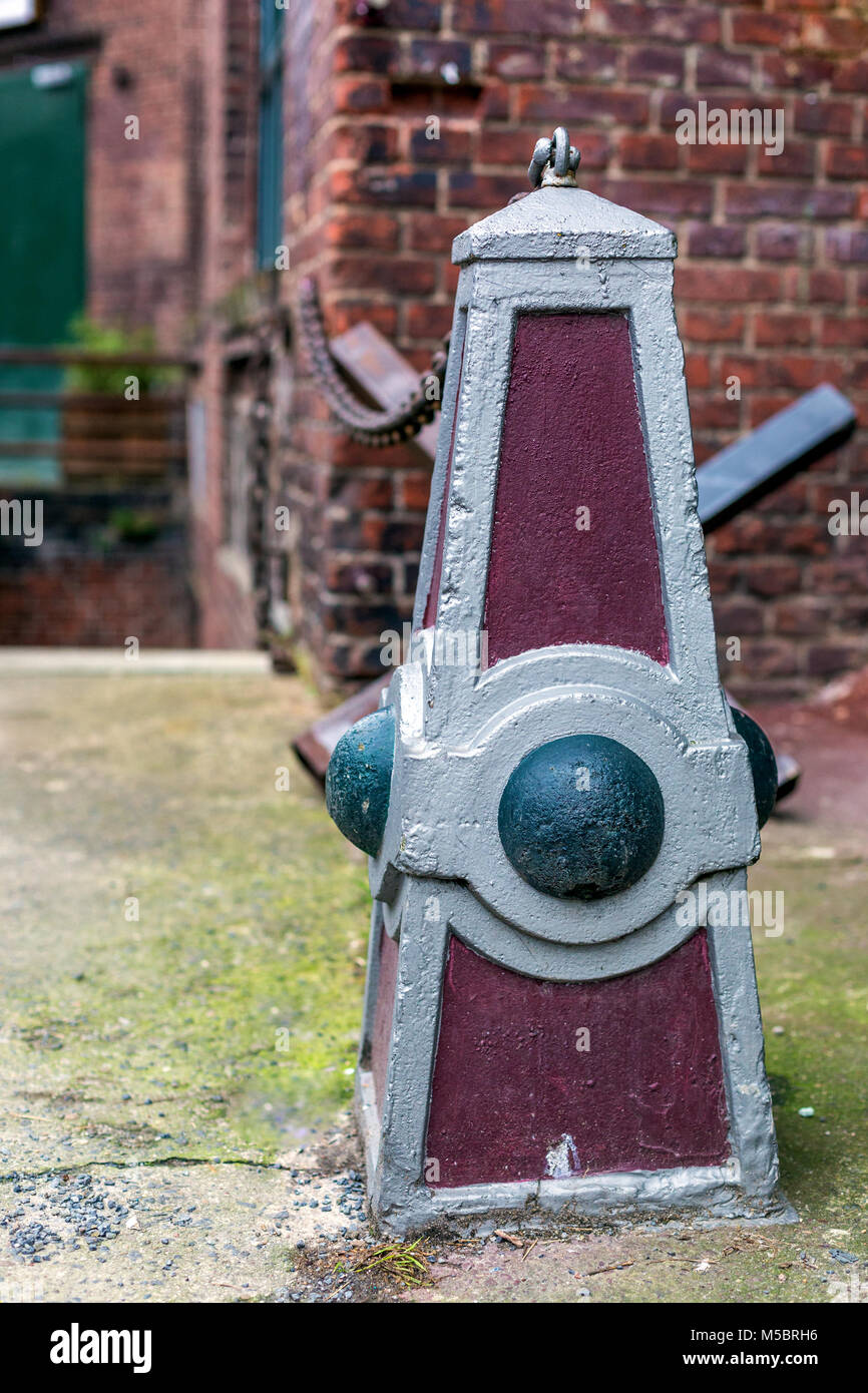 Poller im alten stil mit schwerer Gurß kette Stock Photo
