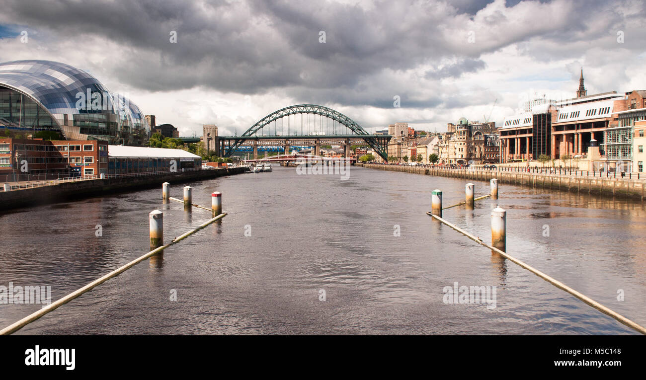 The River Tyne through Newcastle and Gateshead, with Sage Gateshead on the left, Newcastle riverfront on the right, and the iconic Tyne Bridges beyond Stock Photo