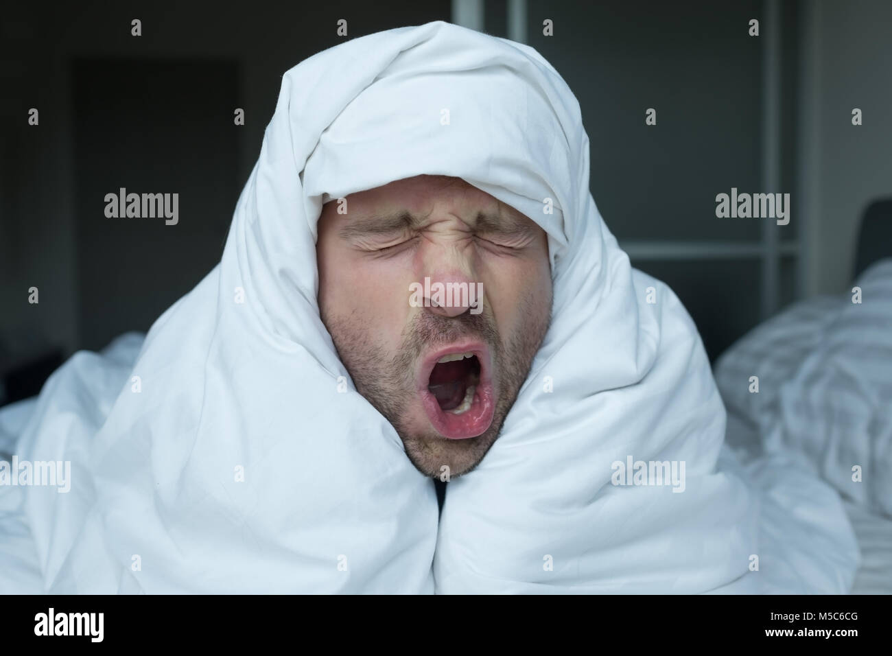 Boy bed sleep covers hires stock photography and images Alamy