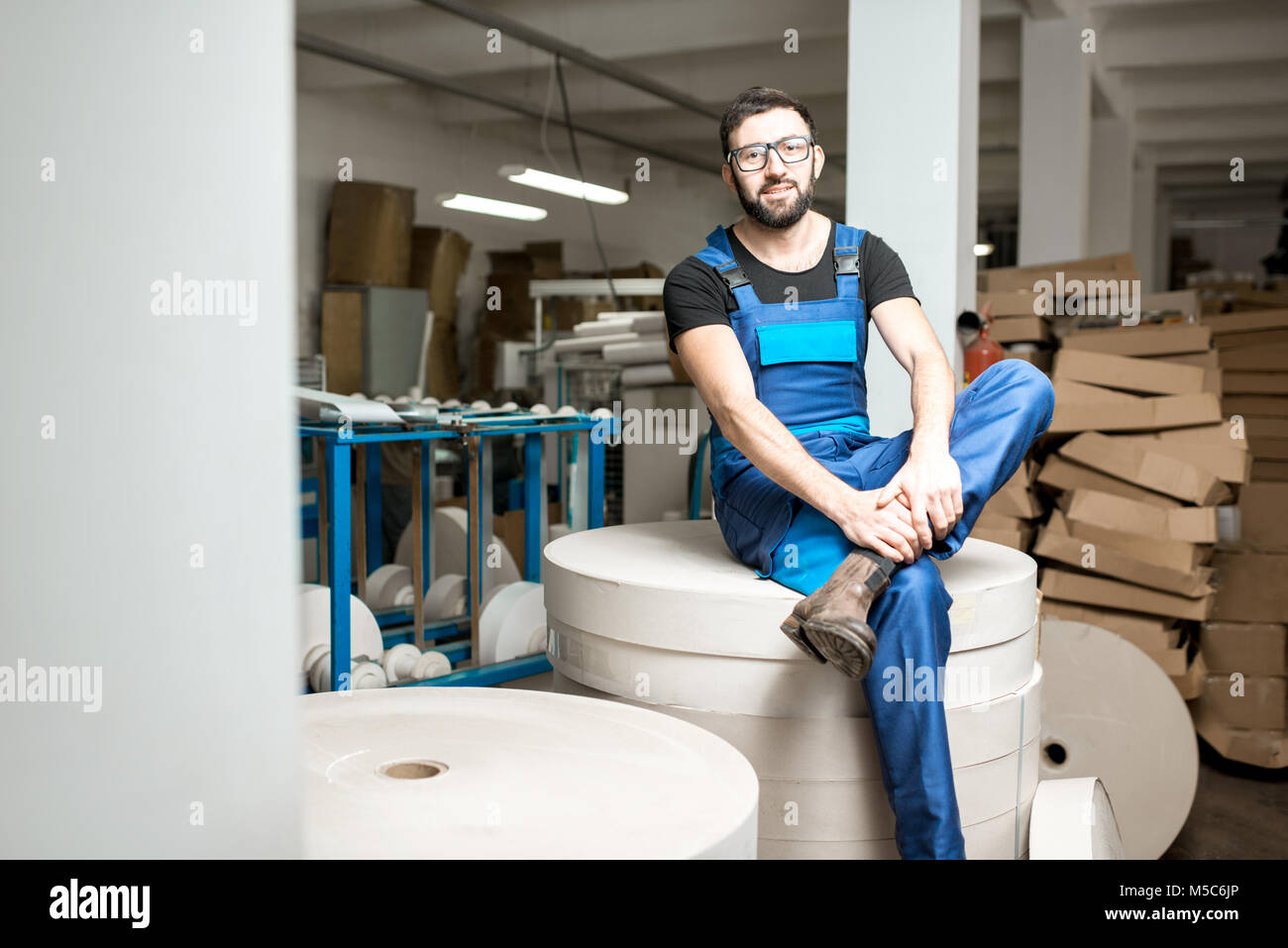 Worker at the paper tubes manufacturing Stock Photo Alamy