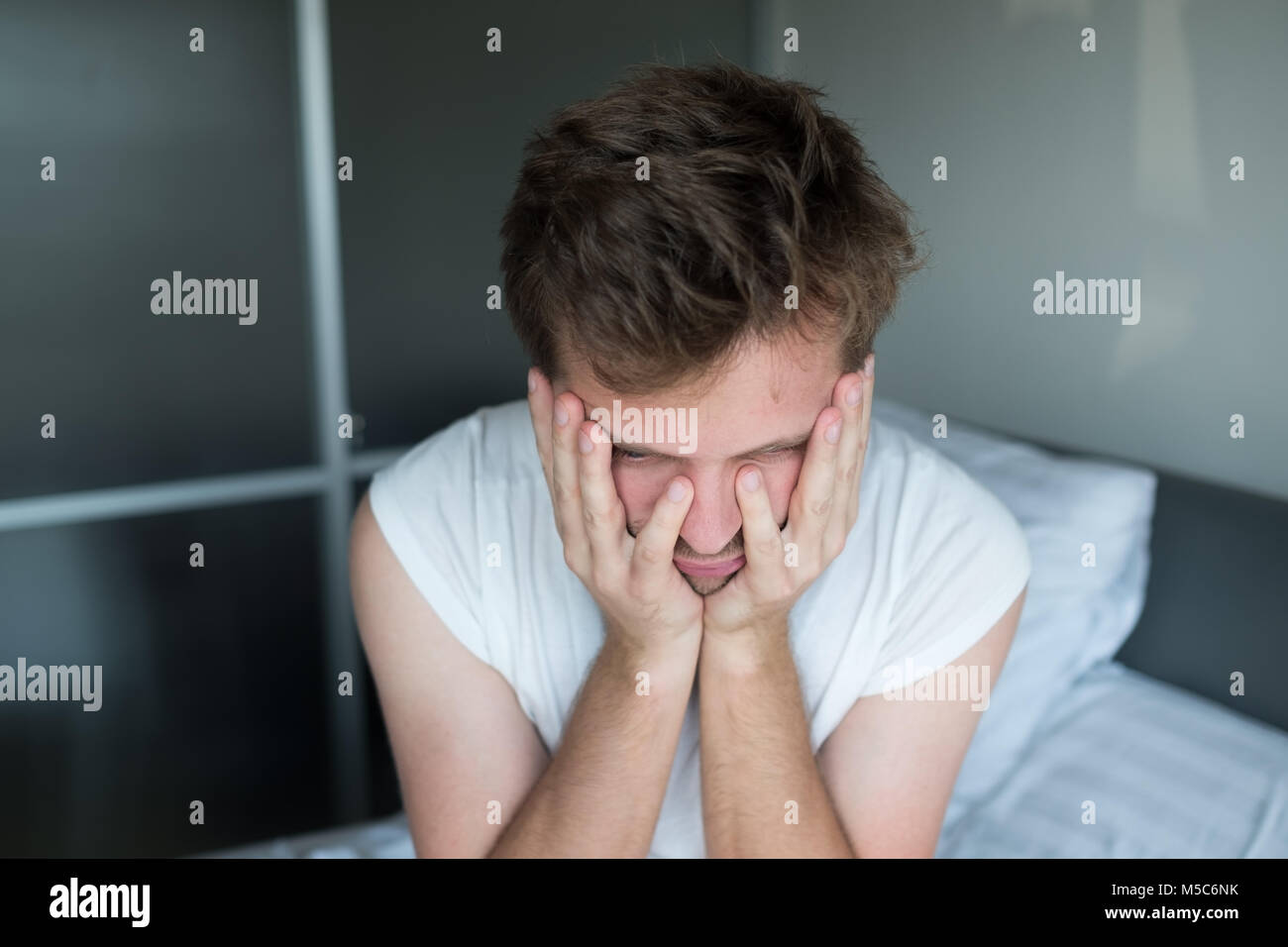 Man feeling confused frustrated hi-res stock photography and images - Alamy