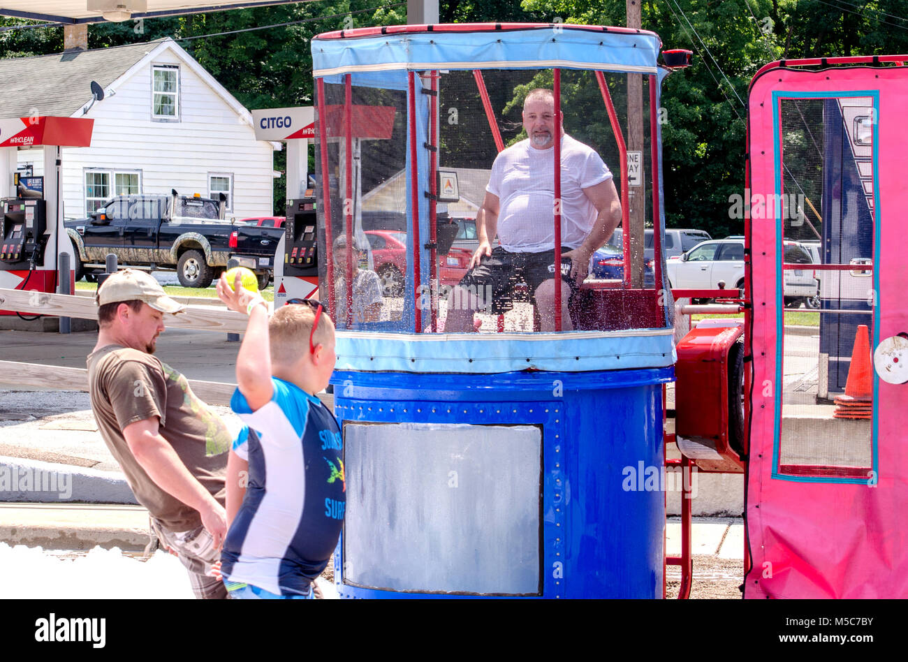 Dunk tank hi-res stock photography and images - Alamy