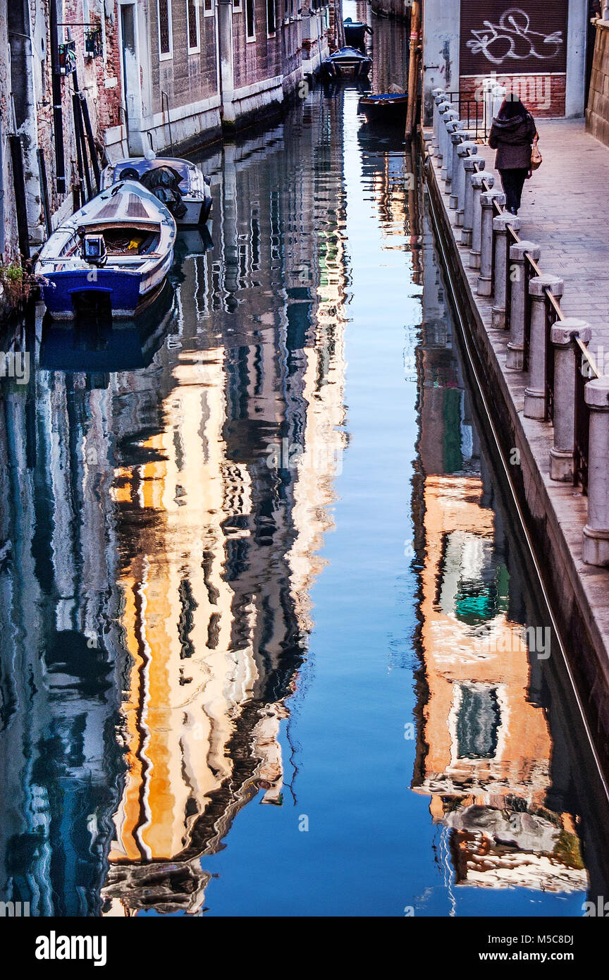 Calle venice italy hires stock photography and images Alamy