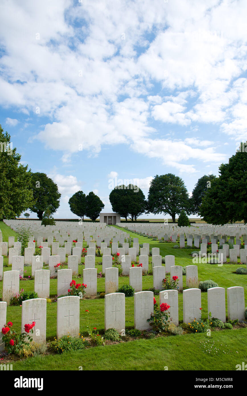 Rows of gravestones at Cabaret Rouge British War Cemetery Stock Photo
