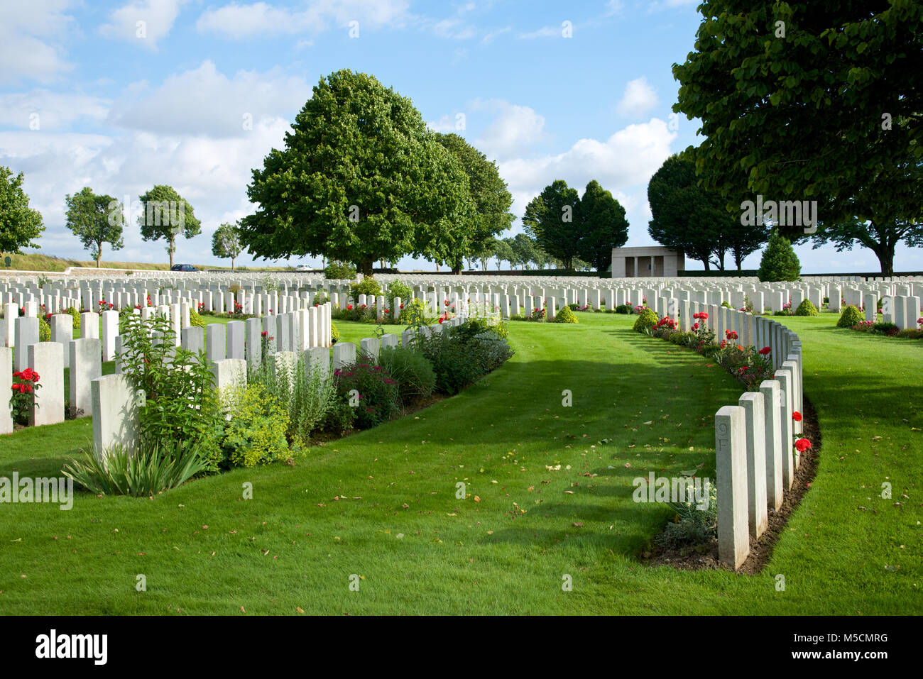 Rows of gravestones at Cabaret Rouge British War Cemetery Stock Photo