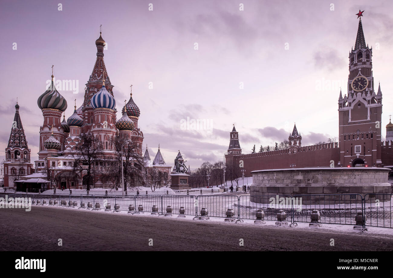 Saint basil's cathedral snow hi-res stock photography and images - Alamy