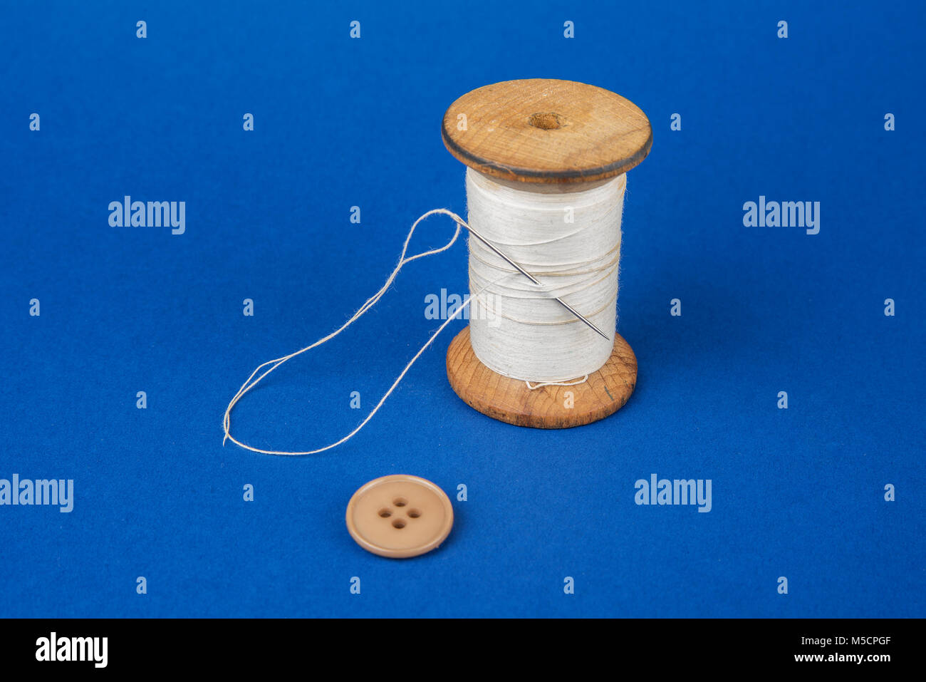 Needle and wooden cotton reel hi-res stock photography and images - Alamy