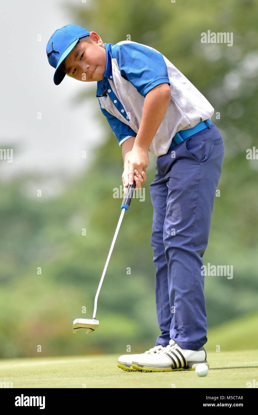 Danau, UKM Bangi - FEBRUARY 10: Ryan Jin Hui putts on the 7th green during Round One of the Danau Junior Championship at Danau Golf Club on February 1 Stock Photo