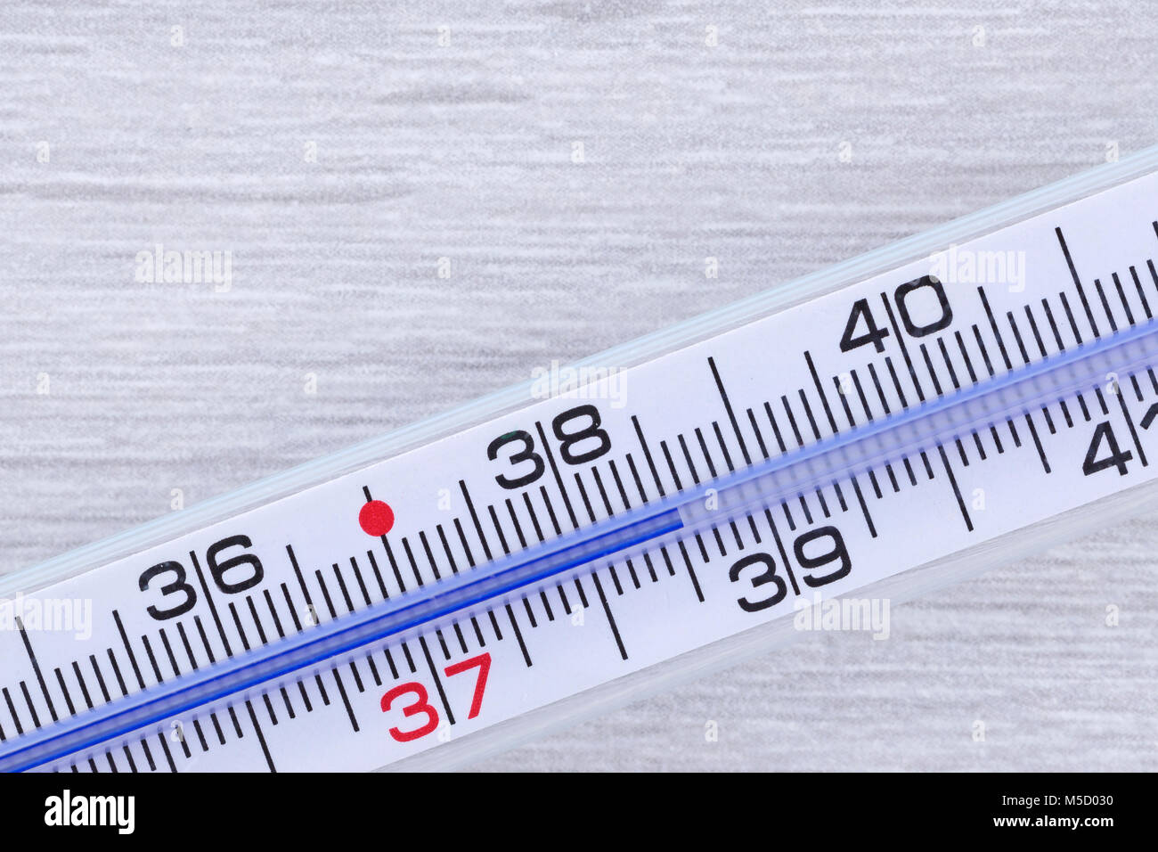 Холодно при температуре 38. У меня температура. Температура 38. Температурный градусник. Низкаямтемпература ткла.