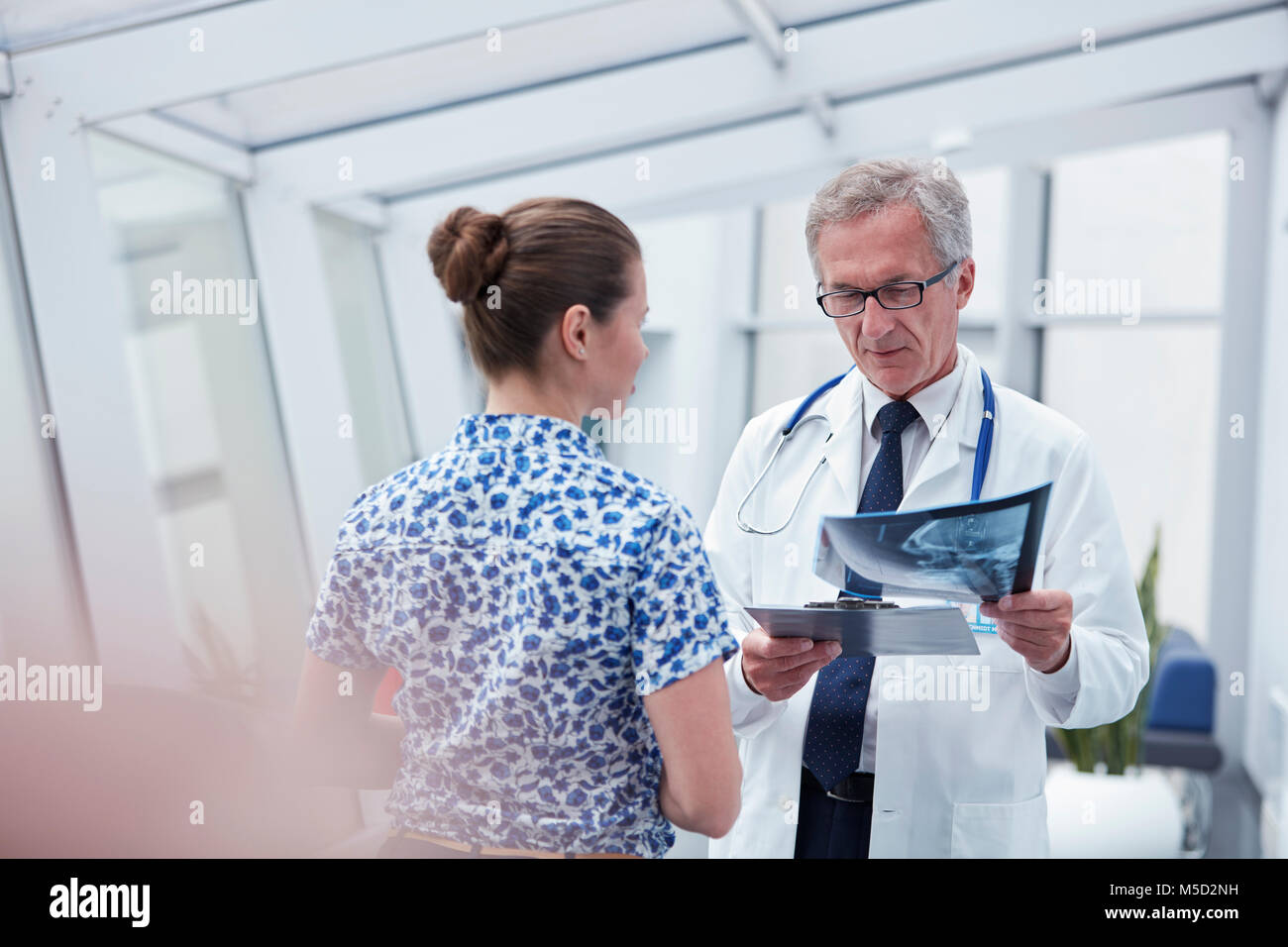 Doctor and nurse talking hi-res stock photography and images - Alamy