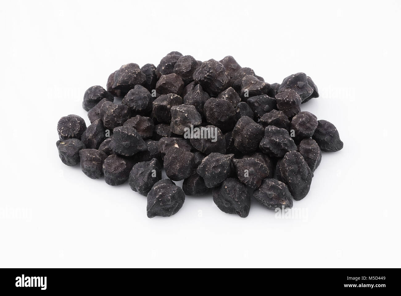 Black chickpea Murgia (cece nero), also known by the name of 'cece del solco dritto' from the Puglia (Italy). subject isolated on white background Stock Photo