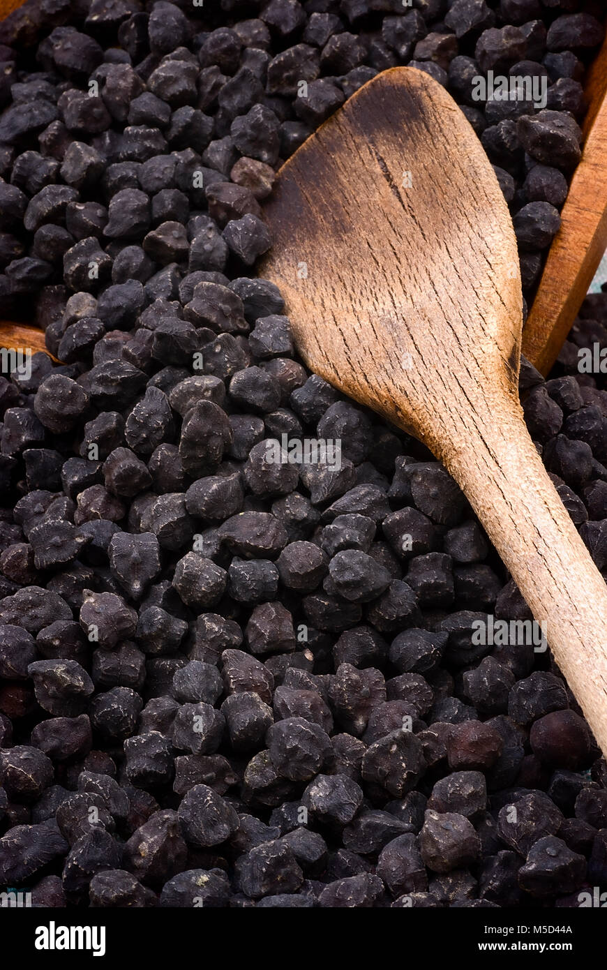 Black chickpea Murgia (cece nero), also known by the name of 'cece del solco dritto' from the Puglia (Italy). Stock Photo