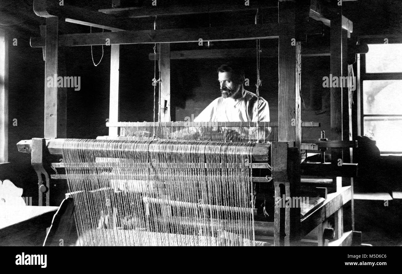 Man weaving loom hires stock photography and images Alamy
