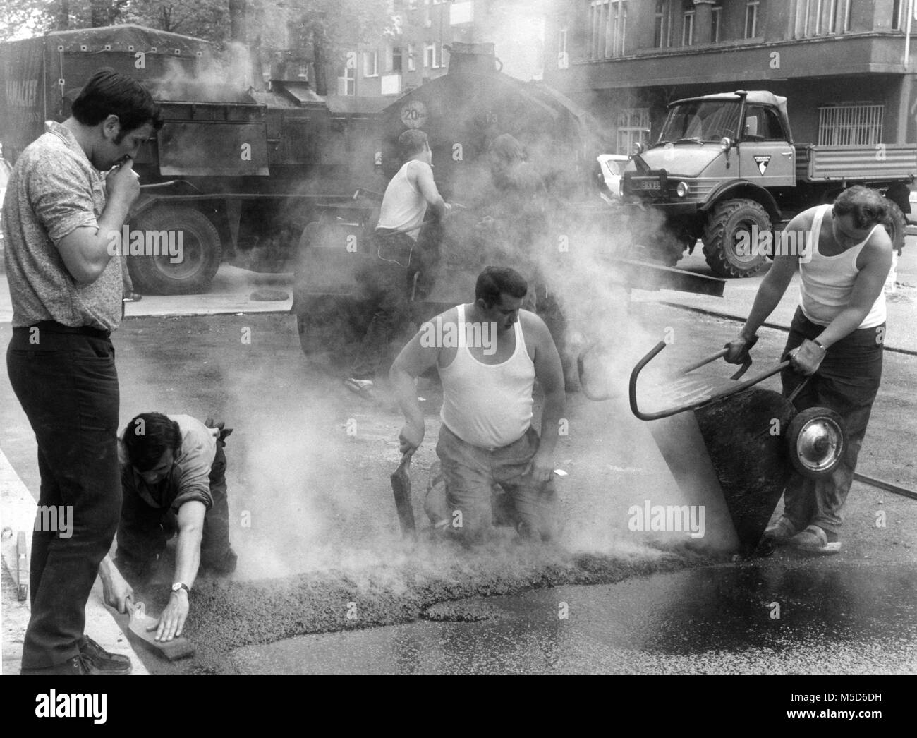 Workers employed road construction hi-res stock photography and images ...