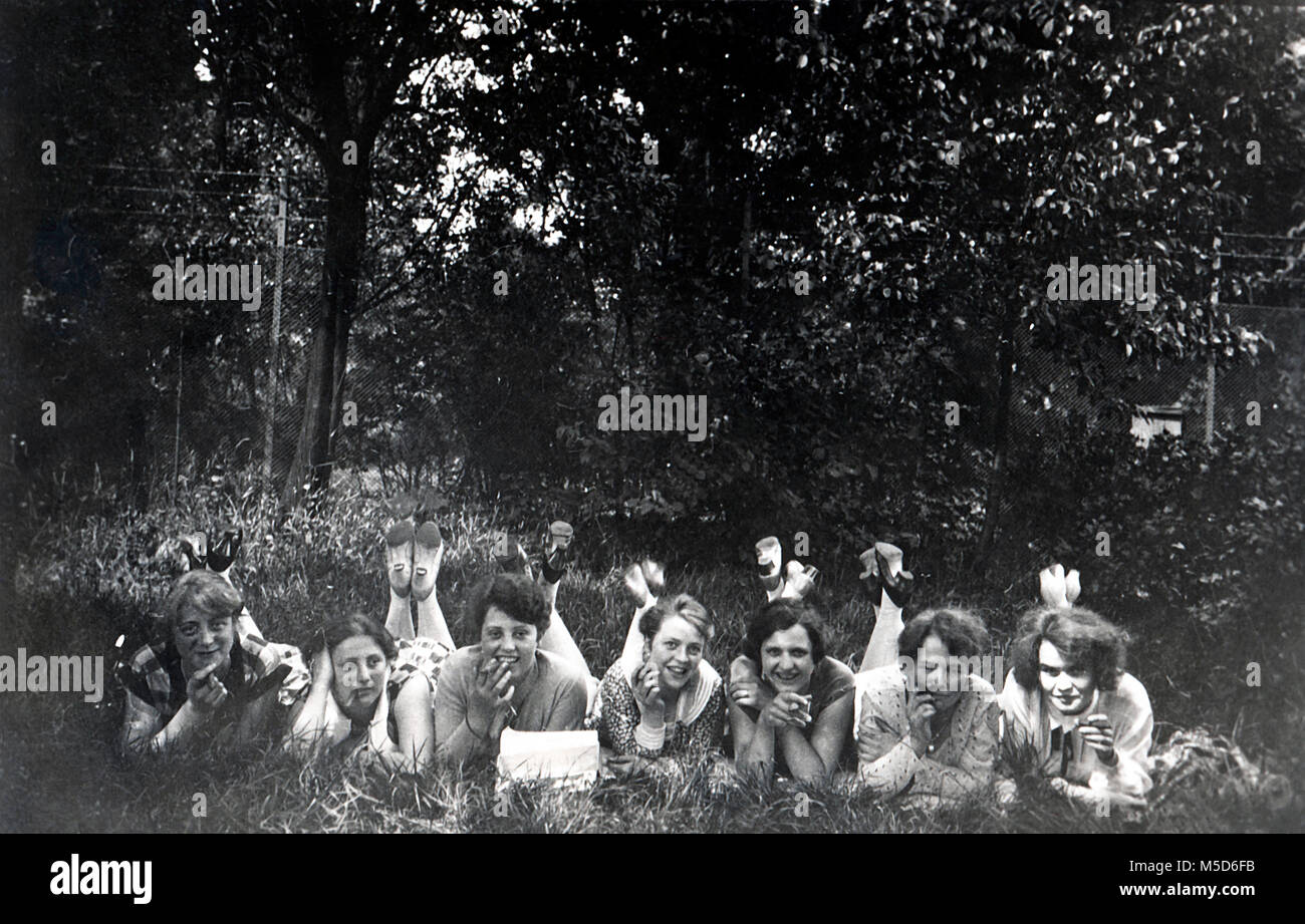 Group of young women 1930s hi-res stock photography and images - Alamy