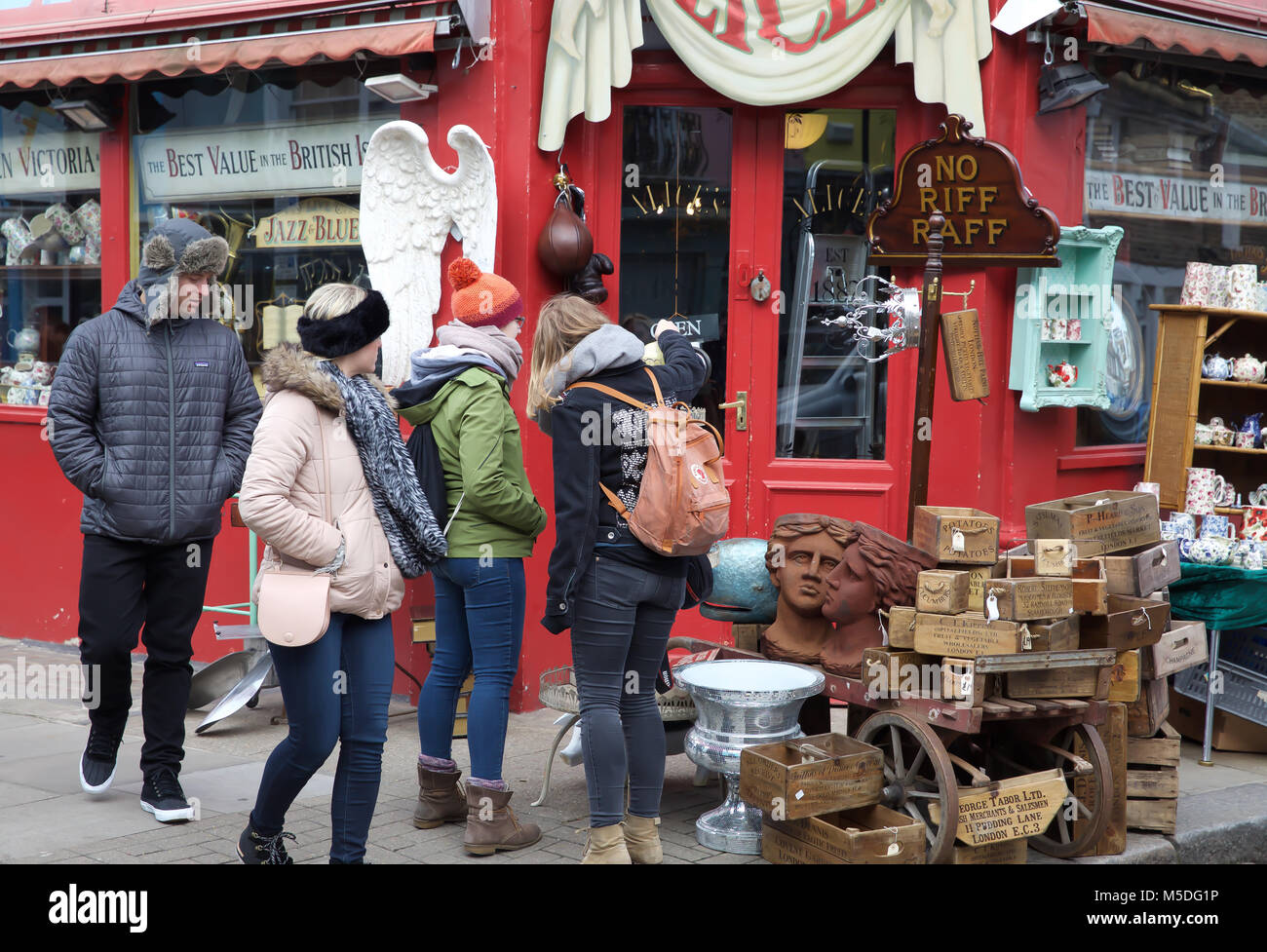London,UK,22nd February 2018,People view the antiques at the famous Portobello Road Market in London©Keith Larby/Alamy Live News Stock Photo