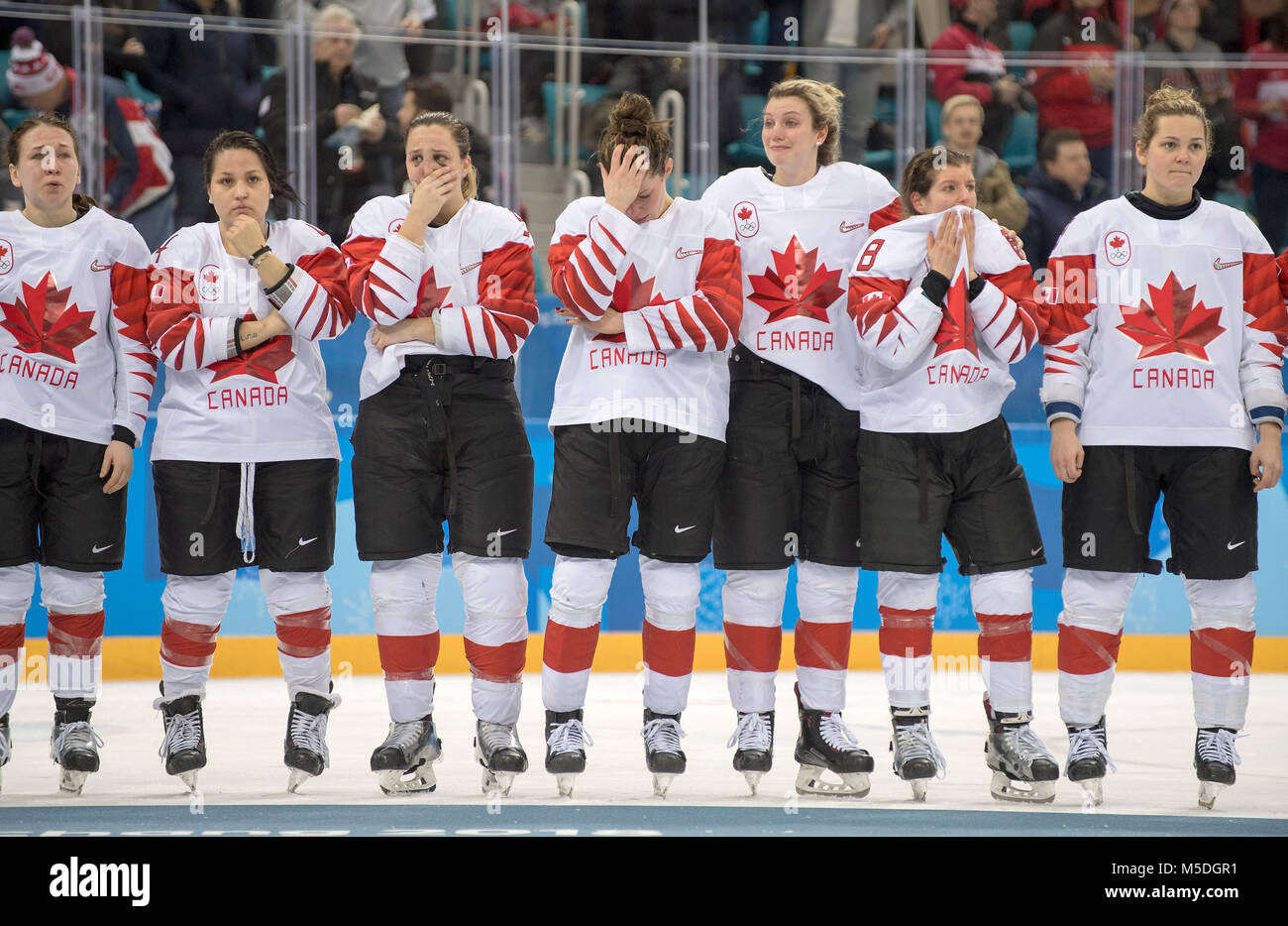 die kanadischen Spielerinnen weinen after der Niederlage, disappointed, enttauscht, Enttauschung, Enttaeuschung, 2. Platz, Kanada (CAN) - Vereinigte Staaten von Amerika (USA) 2:3 after Penaltyschiessen n.P., Eishockey der Frauen, Finale Ice Hockey - Women's Gold Medal Game, Game 22, am 22.02.2018 Olympische Winterspiele 2018, vom 09.02. - 25.02.2018 in PyeongChang/ Suedkorea. |usage worldwide Stock Photo