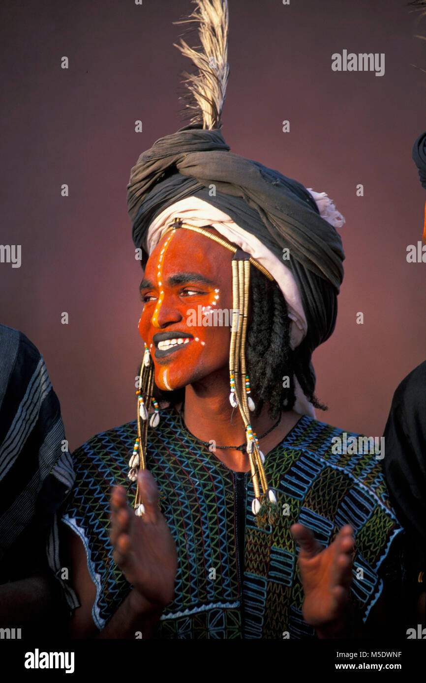 Niger. Agadez. Sahara desert. Sahel. People of Wodaabe tribe. Also called Bororo. Cattle-breeders. Nomads. Man dressed for Geerewol Festival. Portrait Stock Photo