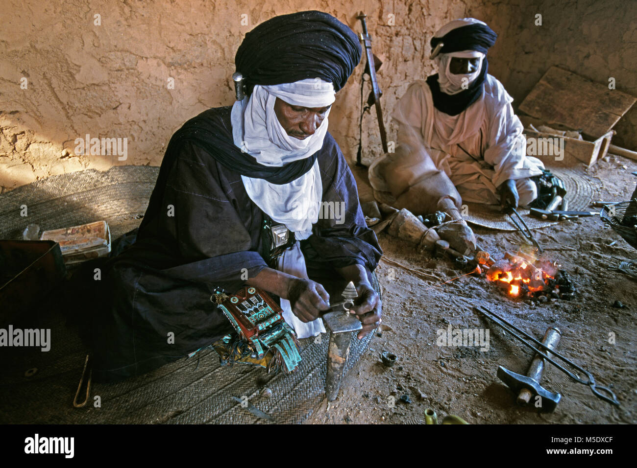 Niger, Iferouane near Agadez. Sahara desert. Air mountains. Sahel. Tuareg tribe. Nomads. Blacksmiths (silver, iron) at work. Stock Photo