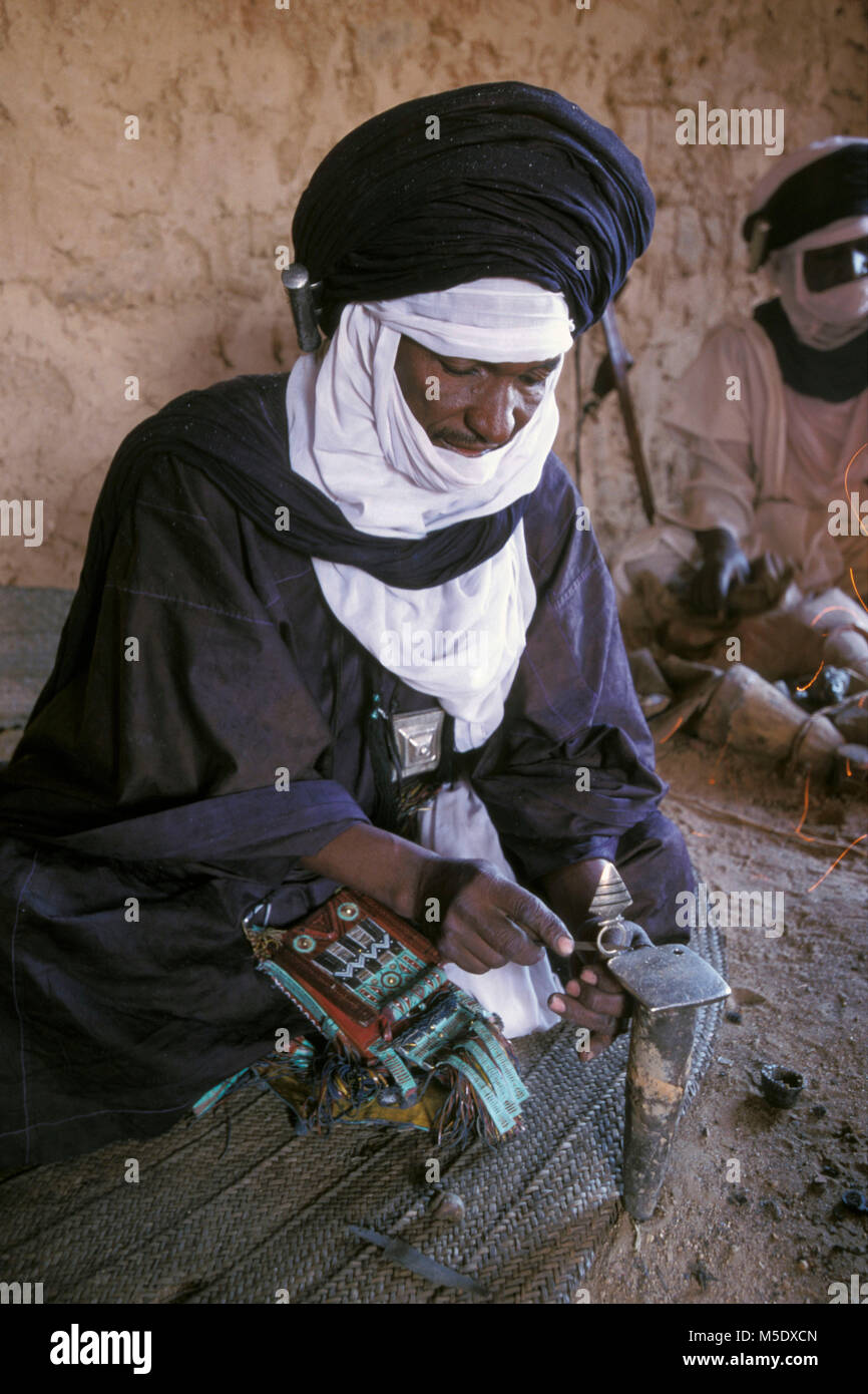 Niger, Iferouane near Agadez. Sahara desert. Air mountains. Sahel. Tuareg tribe. Nomads. Blacksmiths (silver, iron) at work. Stock Photo