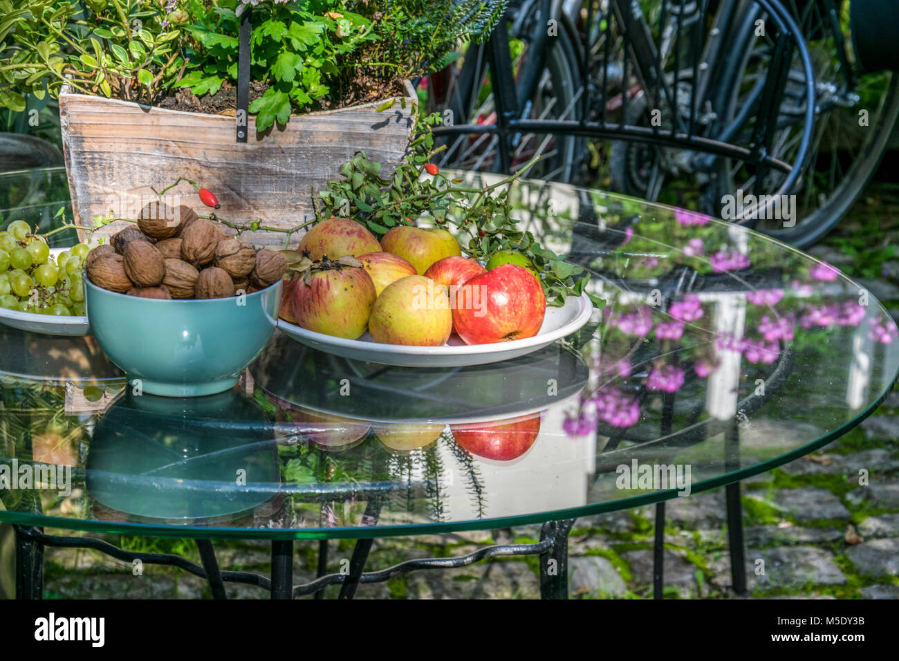 Ein schöner Innenhof im Weinort Sommerach mit einem mit Früchten der Saison gedeckten Tisch Stock Photo