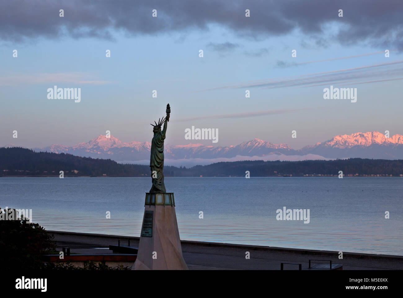 WA13614-00...WASHINGTON - Replica of the Statue of Liberty located on Alki Beach in West Seattle with view of the Olympic Mountains. Stock Photo