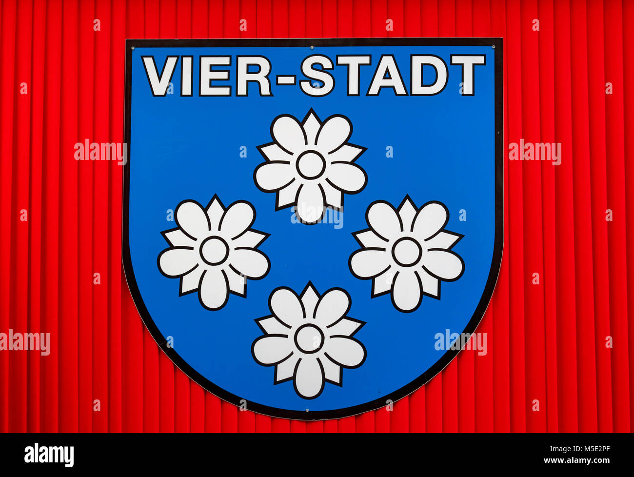 Rhenish carnival,Rose Monday,Shrove Monday procession 2018 in Duelken,Four Town city arms at a carnival float shows four medlar blooms,the official town coat of arms covers three medlars only representing the districts Viersen,Duelken and Suechteln,a citizens movement demands for a  fourth medlar to represent the fourth district Boisheim,D-Viersen,D-Viersen-Duelken,D-Viersen-Boisheim,Lower Rhine,Rhineland,North Rhine-Westphalia,NRW Stock Photo
