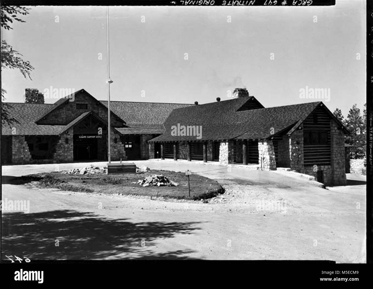 Grand Canyon Historic Nor Rim Lodge Reconstruction c   COMPLETION OF GRAND CANYON LODGE, NORTH RIM RECONSTRUCTION. UTAH PARKS CO. DETAIL OF FRONT ENTRANCE DRIVE. 13 JULY 1937 Stock Photo