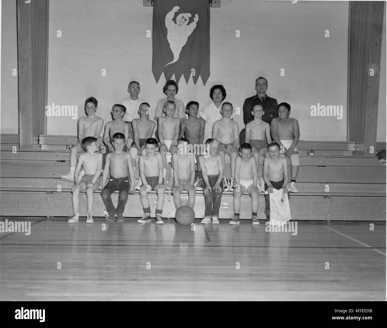 Grand Canyon Historic Cub Scout Basketball Team   CUB SCOUT GROUP BASKETBALL TEAM MARCH 7, 1960.  ROBERT HEYDER, CUB SCOUTMASTER; MRS. JOHN MCLAUGHLIN, DEN MOTHER; MRS. ELIZABETH ARKIE, AND MR. JACK SETTLES, COUSELLORS. Stock Photo