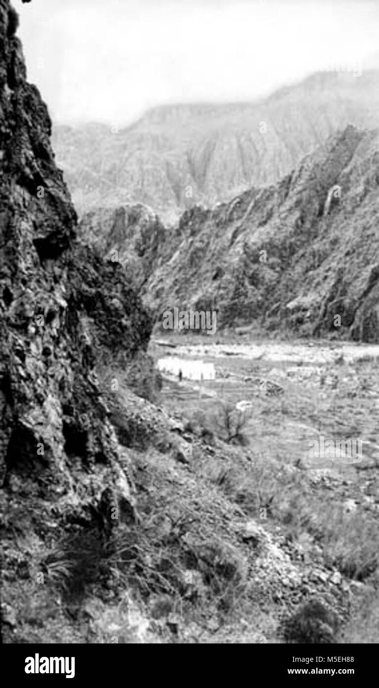 Grand Canyon Historic - Rust Camp Scene c  VIEW SW AT RUST CAMP. TENTS BY STACKED ROCK FLOOD WALL. DEBRIS FLOW FROM BRIGHT ANGEL CREEK BEYOND. (PRE PHANTOM RANCH) CIRCA 1907. RUST COLLECTION. Stock Photo
