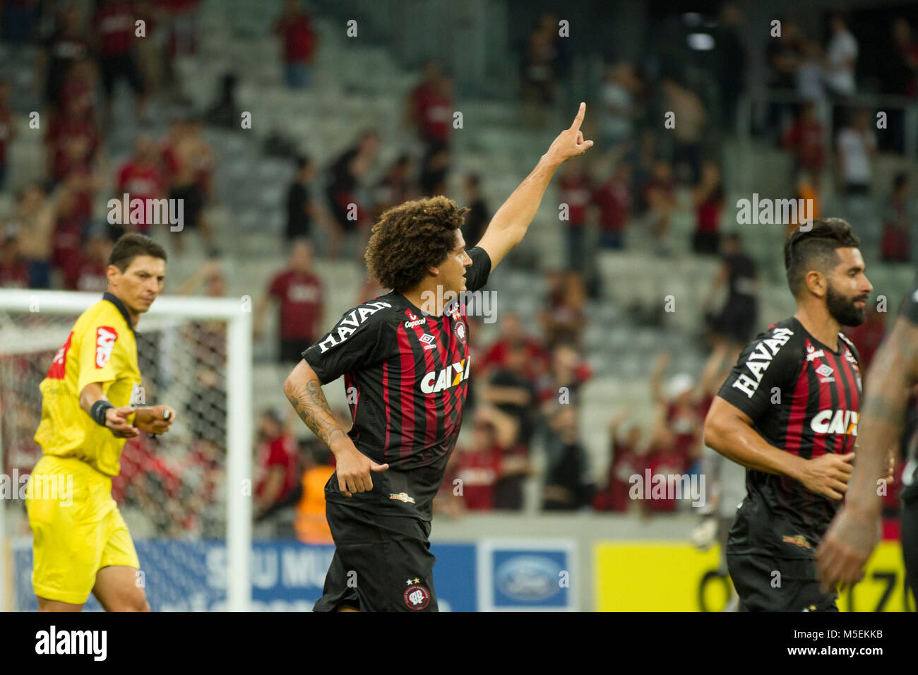 Curitiba, Brazil. 21st Feb, 2018. ZAGUEIRO Yellow card for Paulo André 00 47 &#39;Felipeozedoz scores the fifth of Atletico PR during Atletico PR x TubaSC, first leg of the 2nd phase of the Brazilazil Cup, held at the Arena da Baixada in Curitiba, PR. Credit: Guilherme Artigas/FotoArena/Alamy Live News Stock Photo