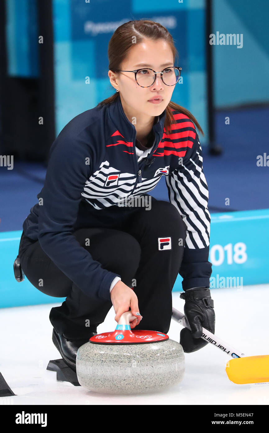 Gangneung, South Korea. 15th Feb, 2018. EunJung Kim (KOR) Curling : Women's Round Robin match between South Korea - Japan at Gangneung Curling Centre during the PyeongChang 2018 Olympic Winter Games in Gangneung, South Korea . Credit: YUTAKA/AFLO SPORT/Alamy Live News Stock Photo