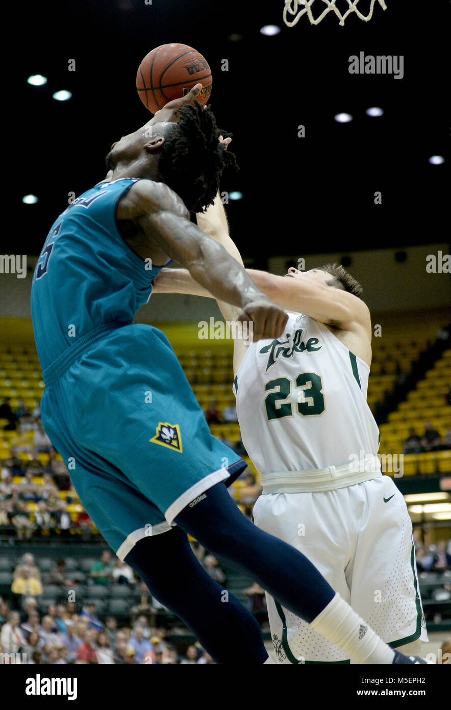 Williamsburg, VA, USA. 22nd Feb, 2018. 20180222 - UNCW forward DEVONTAE CACOK (15) and William and Mary forward JUSTIN PIERCE (23) reach for a rebound in the second half at Kaplan Arena in Williamsburg, Va. Credit: Chuck Myers/ZUMA Wire/Alamy Live News Stock Photo